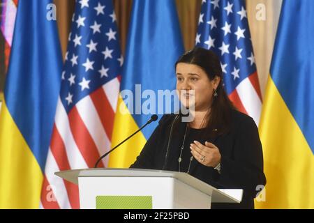 KIEV, UCRAINA - 10 MARZO 2021 - Ambasciatore straordinario e plenipotenziario dell'Ucraina negli Stati Uniti d'America Oksana Markarova ha tenuto un discorso durante la presentazione dei dodici punti per rafforzare il partenariato strategico tra gli Stati Uniti e l'Ucraina (L'intervento congiunto di personalità pubbliche ucraine e americane), Kiev, capitale dell'Ucraina. Credit: Ukrinform/Alamy Live News Foto Stock