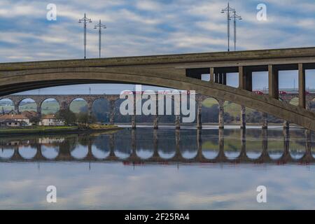 Strada e ponti ferroviari - Berwick-upon-Tweed Foto Stock