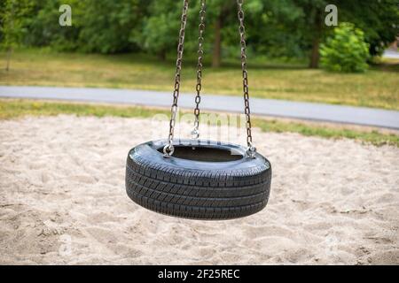 pneumatico swing sul parco giochi nel parco. Foto Stock