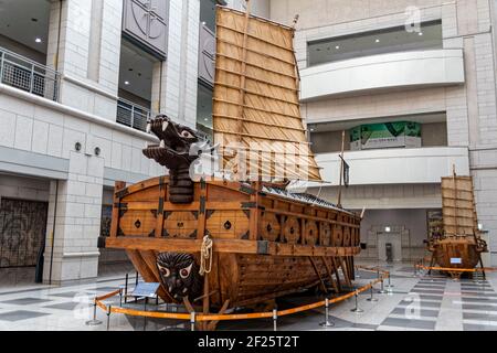 Seoul, Corea del Sud. 27 maggio 2017. Una replica ridotta della nave delle tartarughe (Geobukseon) all'interno del War Memorial of Korea Museum. Foto Stock