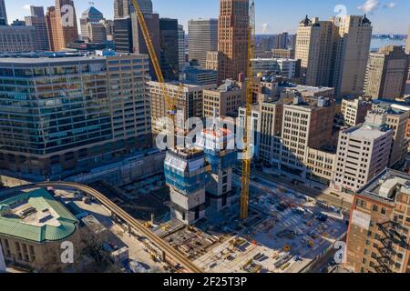 Detroit, Michigan - costruzione di un grattacielo che sarà uno degli edifici più alti del Michigan. L'edificio, sul sito del vecchio Hudson's. Foto Stock