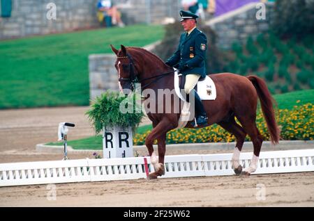 I Giochi olimpici di Atlanta del 1996, Klaus Balkenhol (GER) Goldstern equitazione Foto Stock