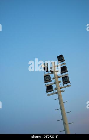 Proiettori sotto un cielo limpido e blu Foto Stock