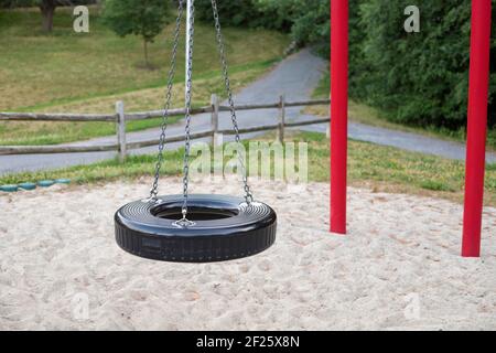 Pneumatico swing sul parco giochi nel parco. Foto Stock