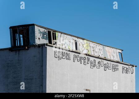 Stambridge Mill, sul fiume Roach ad est di Rochford. Mulino maremoto danneggiato dal fuoco e per lo più demolito, lasciando enormi sili. Foto Stock