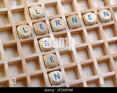 Cubetti di legno con le parole 'lesen und lernen' stampato su di essi, traduzione 'imparare e leggere' Foto Stock