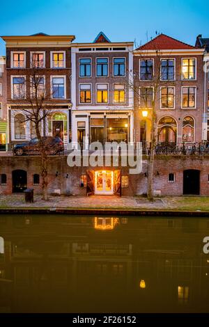 Case tradizionali sul canale Oudegracht Old nel centro di Utrecht, Olanda Foto Stock