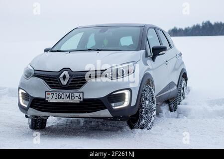 Grodno, Bielorussia-01.31.2021: Renault Capture o Renault Captur SUV su strada invernale Foto Stock