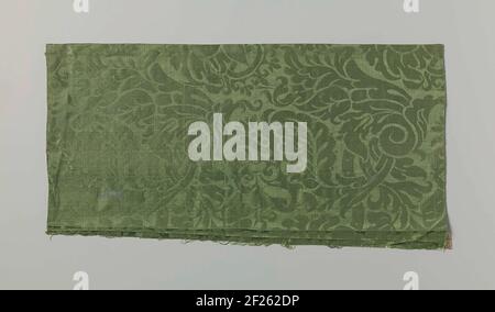 Frammento groen zijdedamast.UN frammento di tessuto di seta verde con motivo a foglia grande. Nota: Vendita; 1) 0.6 cm 2) non completo 0.4 cm, twill, 2 colorati 3 campi. Foto Stock