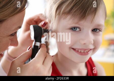 Bambino piccolo con esame medico deviazione uditiva Foto Stock