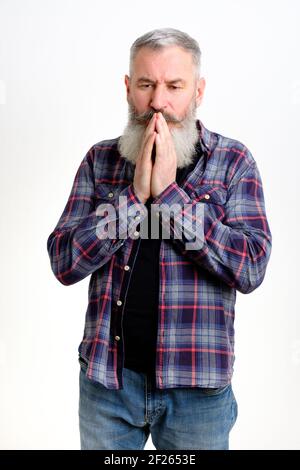 L'uomo maturo e bearded insieme si unisce pregando di perdono in difficoltà, chiedendo aiuto, isolato su sfondo bianco Foto Stock