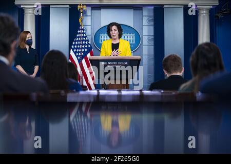 Washington, Stati Uniti. 10 marzo 2021. Roberta Jacobson, coordinatrice del confine sud-ovest del Consiglio Nazionale di sicurezza della Casa Bianca, parla durante una conferenza stampa nella Sala di Briefing per la stampa di James S. Brady presso la Casa Bianca di Washington, DC mercoledì 10 marzo 2021. Foto di al Drago/UPI Credit: UPI/Alamy Live News Foto Stock