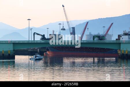 Guardia pattuglia civile in una mattinata tranquilla nel Maliano Dock passando sotto il ponte lasciando Santander Cantabria Spagna Foto Stock