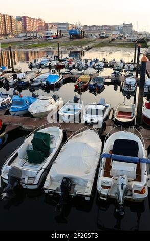 Vista di piccole barche ormeggiate nella zona marina del Maliano Dock Santander Cantabria Spagna Inverno Foto Stock