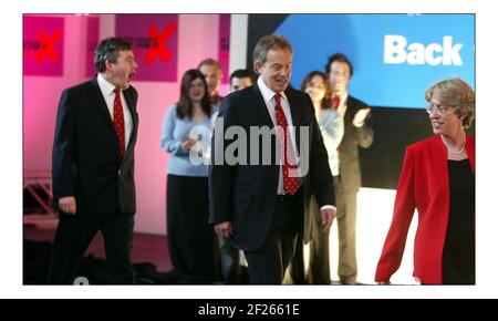 Tony Blair, Gordon Brown e Patricia Hewitt lanciano una campagna per i poster delle elezioni nel centro di Islington Design di Londra Today.pic David Sandison 28/4/2005 Foto Stock