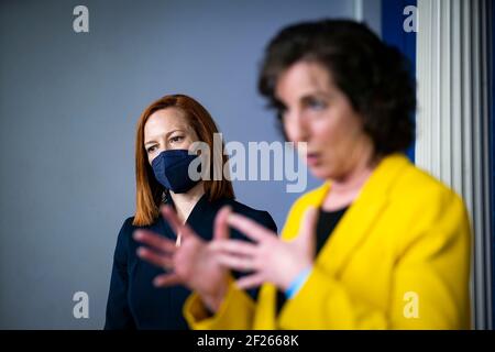 Jen Psaki, segretario stampa della Casa Bianca, indossa una maschera protettiva mentre ascolta Roberta Jacobson, coordinatore del confine sud-ovest del Consiglio di sicurezza nazionale della Casa Bianca, parla durante una conferenza stampa nella stanza di Briefing stampa di James S. Brady presso la Casa Bianca a Washington, DC, Stati Uniti, Mercoledì 10 marzo 2021. Psaki ha detto ieri che il governo non avrà i controlli di stimolo di soccorso Covid-19 stampati con il nome del presidente Biden su di loro, come il Tesoro cerca di accelerare la loro distribuzione. Fotografo: Al Drago/Pool/Sipa USA Foto Stock