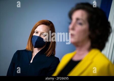 Jen Psaki, segretario stampa della Casa Bianca, indossa una maschera protettiva mentre ascolta Roberta Jacobson, coordinatore del confine sud-ovest del Consiglio di sicurezza nazionale della Casa Bianca, parla durante una conferenza stampa nella stanza di Briefing stampa di James S. Brady presso la Casa Bianca a Washington, DC, Stati Uniti, Mercoledì 10 marzo 2021. Psaki ha detto ieri che il governo non avrà i controlli di stimolo di soccorso Covid-19 stampati con il nome del presidente Biden su di loro, come il Tesoro cerca di accelerare la loro distribuzione. Fotografo: Al Drago/Pool/Sipa USA Foto Stock