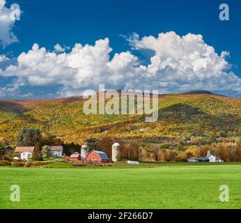 Fattoria con fienile rosso e silos in Vermont Foto Stock
