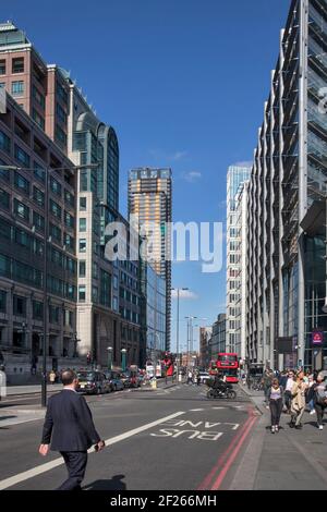 Liverpool Street, Londra, Regno Unito,- 21 settembre 2020, servizio di cespugli rossi a due piani sulla trafficata strada alta di Londra, circondato da grattacieli edificio l Foto Stock