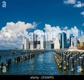 Abbassare vista dello skyline di Manhattan da Brooklyn Foto Stock