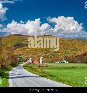 Fattoria con fienile rosso e silos in Vermont Foto Stock
