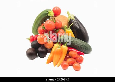 Verdure fresche e frutta su sfondo bianco. Spazio libero per la copia Foto Stock