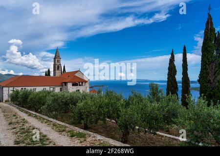Monastero francescano nostra Signora degli Angeli, che domina Orebico con il campanile visto attraverso il chiostro, penisola di Peljesac, Dalmazia, Croazia Foto Stock