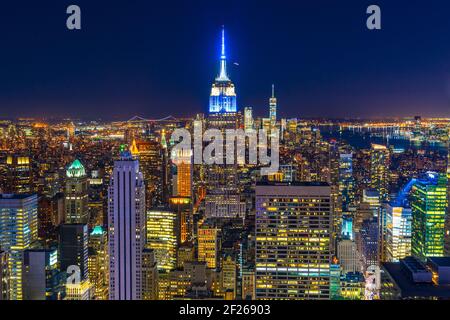 Vista notturna del centro, vista dalla cima della roccia (Piattaforma di osservazione del Rockefeller Center) Foto Stock