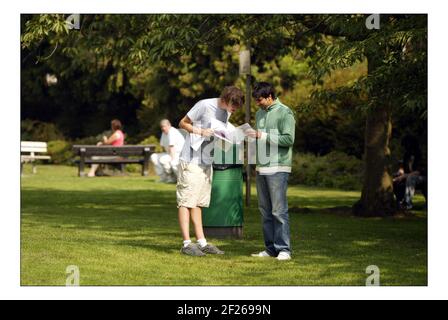 Eccitazione e lacrime al Richmond upon Thames College di Twickenham, mentre gli studenti ricevono lì UN livello di risultati. Quest'anno, 930 studenti hanno superato 2243 esami e hanno ottenuto un tasso di superamento complessivo del 98.1%.pic David Sandison 18/8/2005 Foto Stock