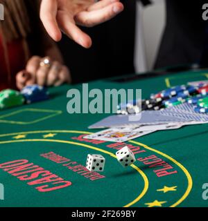 Un closeup di lancio di dadi su un tavolo da gioco d'azzardo Foto Stock