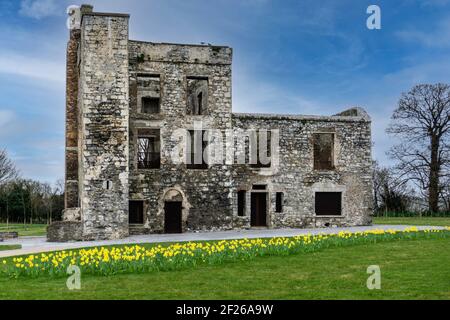 Grange Castle Park, Clondalkin Dublino Irlanda. Grange Castle è una casa medievale a tre piani. Costruito originariamente nel 1580 e ristrutturato nel 1750. Foto Stock