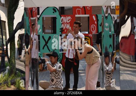 Giovani thailandesi che scattano fotografie durante la mostra, Chiang mai, Thailandia Foto Stock