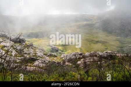 Vista dal massiccio di Andringitra visto durante il trekking a Pic Boby / Imarivolanitra, la vetta più alta accessibile del Madagascar. Foto Stock