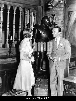 JOAN FONTAINE e FRED ASTAIRE sul set candid durante le riprese DI UNA DAMSEL IN DIFFICOLTÀ 1937 regista GEORGE STEVENS storia P.G. Wodehouse suona Ian Hay e P.G. Wodehouse RKO radio immagini Foto Stock