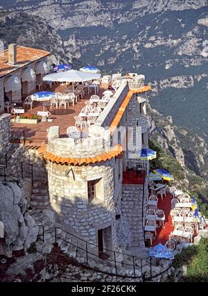 Archivio storico 1993 vista verso il basso le Nid d'Aigle ristorante bar business & edificio dove i clienti godono di uno splendido paesaggio panoramico all'aperto mentre si cena all'aperto dalle terrazze costruite su Cliff Rock faccia negli anni '90 French Gourdon villaggio in cima alla collina un comune Nel dipartimento Alpes-Maritimes vicino Grasse un archivio immagine di viaggio Di come eravamo negli anni '90 nel sud-est della Francia Foto Stock