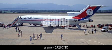 Archivio storico July1991 vista laterale di un Boeing 727 Trijet Dan Air aereo tri jet con un trasporto di affari Logo del marchio sul pacchetto anni '90 volo charter per vacanze estive visto dopo l'atterraggio all'aeroporto spagnolo di Girona passeggeri sbarchi e camminando da una parte all'altra dell'edificio del terminal, mentre l'equipaggio a terra scaricherà i bagagli della valigia in un'immagine di viaggio archivistica degli anni '90 Eravamo in Catalonia Costa Brava Spagna Foto Stock