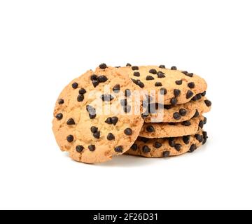 Pila di biscotti rotondi cotti con pezzi di cioccolato isolati sopra sfondo bianco Foto Stock