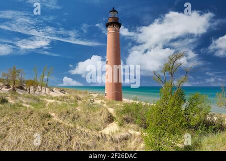 Little Sable Point Lighthouse in dune, costruito nel 1867 Foto Stock