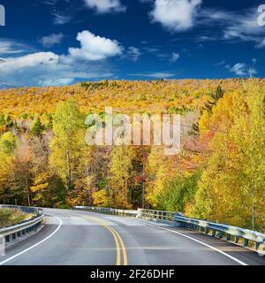 Autostrada a giornata autunnale, Maine, Stati Uniti d'America. Foto Stock