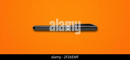Pennarello nero isolato su striscione arancione Foto Stock