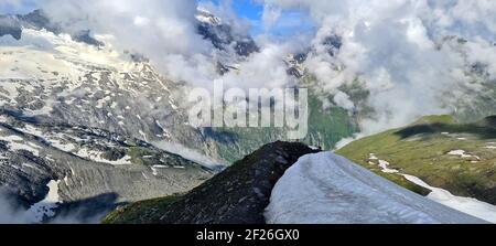 Paesaggio innevato con montagne e nuvole che creano una magia Atmosfera mattutina nelle Alpi Zillertal in Austria Foto Stock