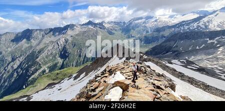 La vista dal Corno di Schoenbichler con una donna escursionista Si affaccia su uno splendido panorama del crinale dello Zillertal Alpi Foto Stock