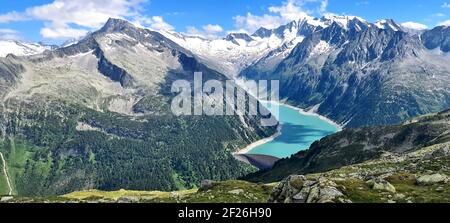 Un'escursione alla malga Olperer offre una splendida vista Il lago di Schlegeis Foto Stock