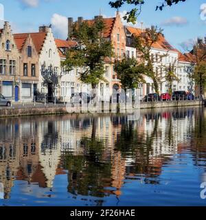 Vista lungo un canale in Bruges Foto Stock