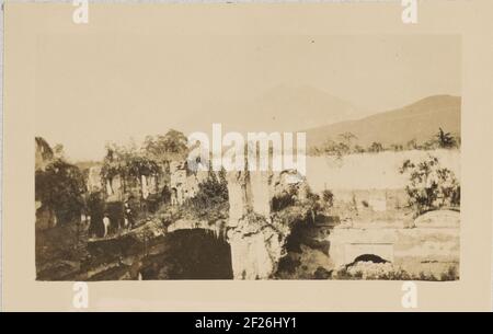 Ruïnes van Antigua Guatemala. Rovine di Antigua Guatemala, settembre 1912. La città fu distrutta da un terremoto nel 1773. Parte dell'album fotografico della famiglia Boom-Gonggrijm in Suriname e Curaçao. Foto Stock