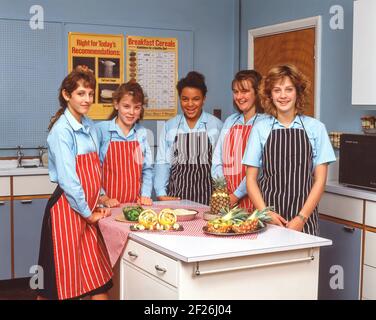 Giovani donne in classe catering, Surrey, Inghilterra, Regno Unito Foto Stock