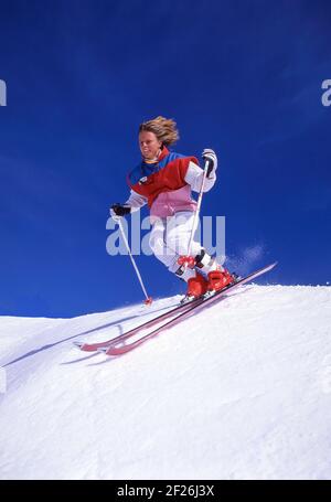 Donna giovane sciatore su pendii, Verbier, Canton du Valais, Svizzera Foto Stock