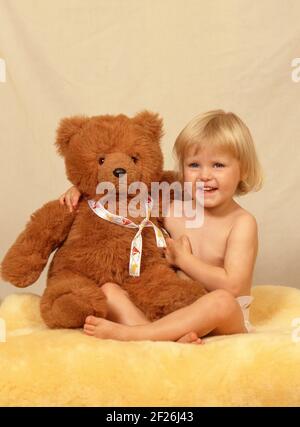 Ragazza toddler che tiene l'orso del toddy nell'ambiente di studio, Londra grande, Inghilterra, Regno Unito Foto Stock