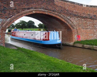 Stretto di viaggio in barca lungo il Shropshire Union Canal Foto Stock