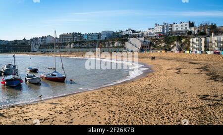 Broadstairs, KENT/UK - 29 GENNAIO : Vista della spiaggia di Broadstairs il 29 Gennaio 2020. Quattro persone non identificate Foto Stock